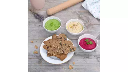 Galletas saladas y patés vegetarianos de colores