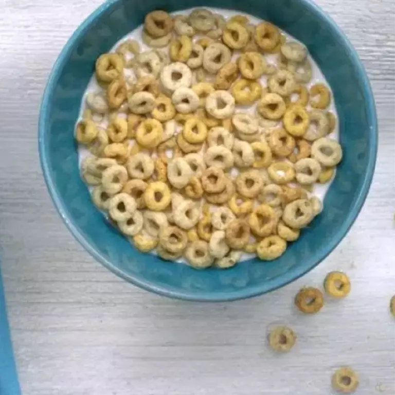 Egy tál tele Cheerios-zal és tejjel