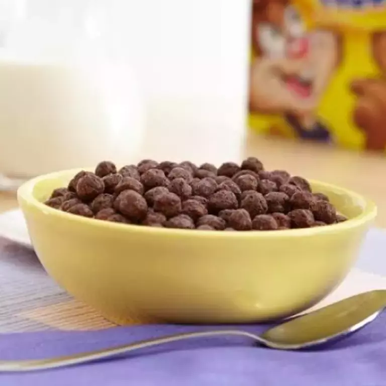 Egy tál tele Nesquik teljes értékű gabonapehellyel és tejjel