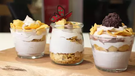 Kue cokelat yang menggugah selera yang renyah dari gigitan pertama!