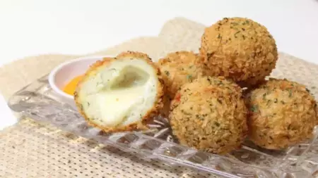 Bola-bola keju yang lezat dan renyah menggunakan mozarella dari Del's dipadukan dengan Gold Corn Flakes