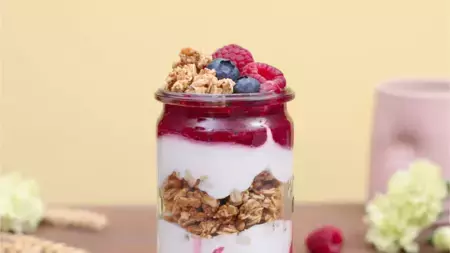 Parfait de yogur, batido de frutas y granola