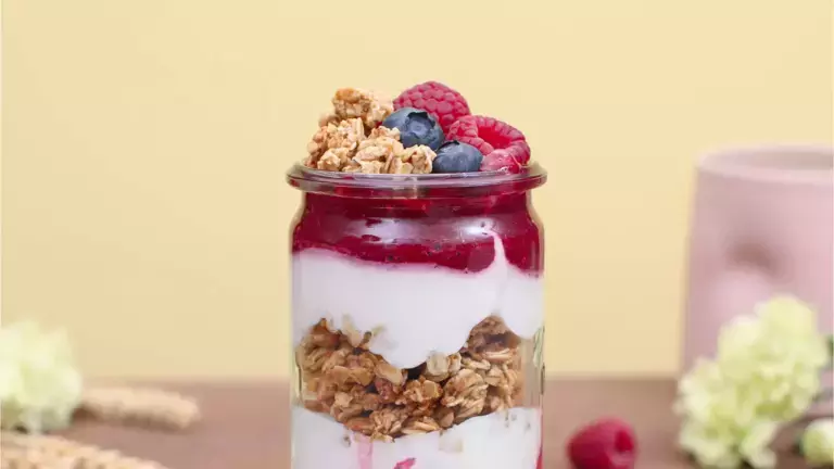 Parfait de yogur, batido de frutas y granola Parfait de yogur, batido de frutas y granola