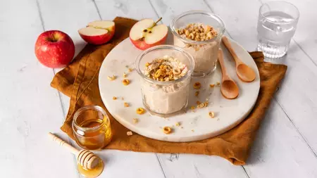 Receita de mingau de aveia com maçã e canela para preparar durante a noite