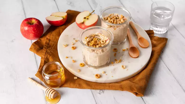 Receita de mingau de aveia com maçã e canela para preparar durante a noite