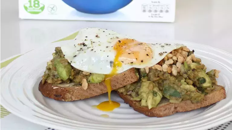 Torradas de Arroz Crocante com Abacate e Manjericão Tailandês sem Glúten