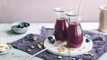 CHEERIOS® banana and blueberry smoothie