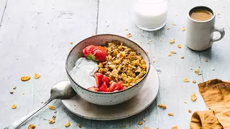 GLUTEN-FREE BERRY OATMEAL MUESLI
