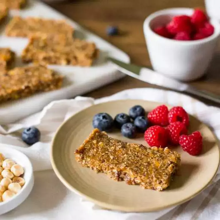 Shredded Wheat breakfast bar with berries on the side